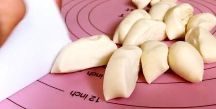 分成饺子皮大小的小剂子