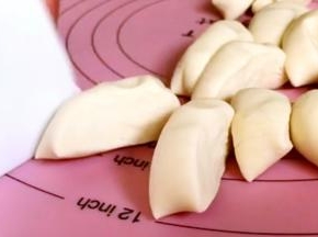 分成饺子皮大小的小剂子