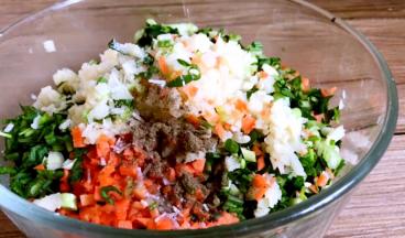 加入盐、胡椒粉、味精