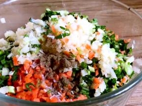 加入盐、胡椒粉、味精