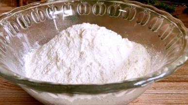 将面粉称重放入容器内