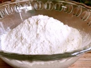 将面粉称重放入容器内