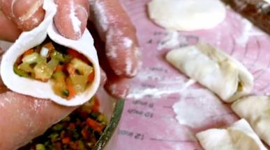 把中间捏紧，两头留口如图