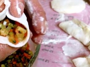 把中间捏紧，两头留口如图