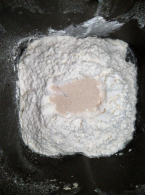 除黄油外，所有材料按照先液体后粉类的顺序放入面包机内，启动和面程序