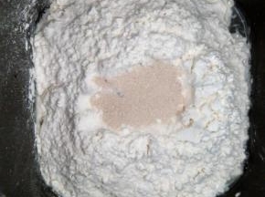 除黄油外，所有材料按照先液体后粉类的顺序放入面包机内，启动和面程序