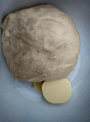 揉成光滑的面团后加入提前软化好的黄油，揉到完全阶段