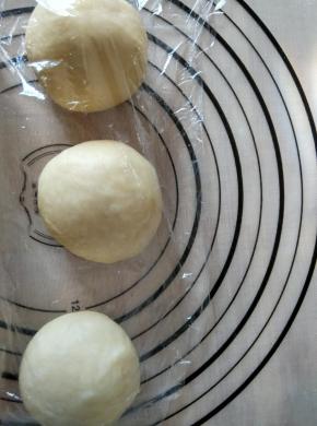 取出揉圆盖保鲜膜静置松弛20分钟，平均分成三份