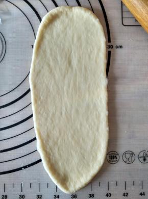 取其中一个擀成牛舌状态