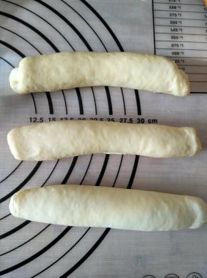 自上而下卷起，依次做好三个搓成长条