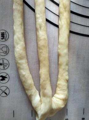 搓到长度大约60厘米时，三条的一端捏紧