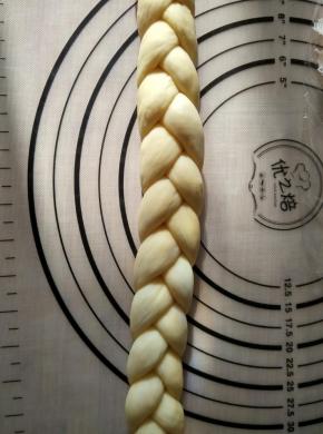 然后交叉编在一起，就像编小辫子一样