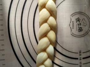 然后交叉编在一起，就像编小辫子一样