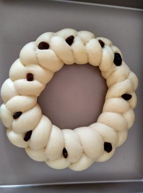 上面撒上葡萄干，放入烤箱进行二次发酵