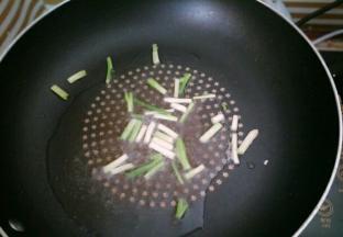 热锅倒油，炒香葱段