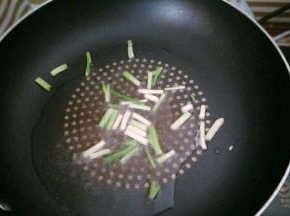 热锅倒油，炒香葱段