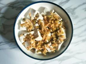 把榨菜丁铺在豆腐上面
