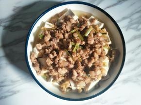 炒好的肉末铺面上