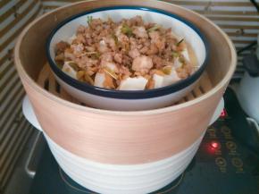 锅里水烧开，放入蒸笼上锅蒸10分钟左右