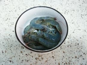 明虾洗净，挑去沙线