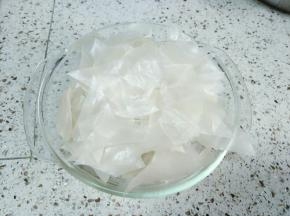 锅边用水冲洗一遍