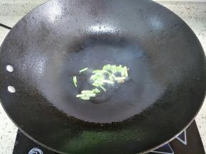 热锅倒油，放入适量葱头爆香