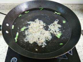 加入适量清水，放入干贝边煮开