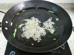 加入适量清水，放入干贝边煮开