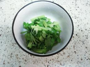 芹菜洗净切碎