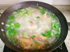 食材全部煮熟后，加入芹菜稍煮即可出锅