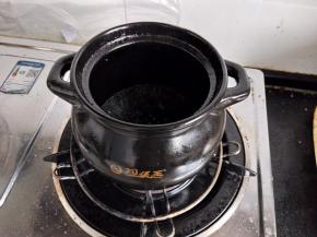 砂锅入油热后放入花椒辣椒