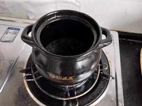 砂锅入油热后放入花椒辣椒