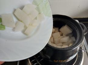 再加入萝卜块