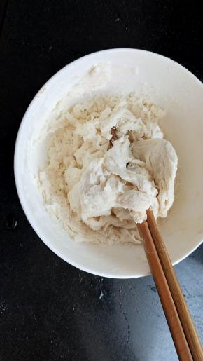 面粉加水拌成疙瘩
