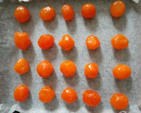 咸蛋黄提前一晚用玉米油浸泡，预热烤箱180度中层烤8分钟。