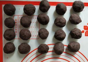 豆沙分成25克一个揉圆备用。
