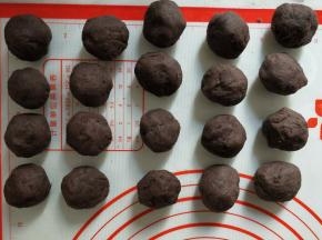 豆沙分成25克一个揉圆备用。