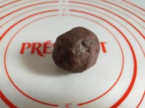 包好滚圆放入冰箱冷藏备用。
