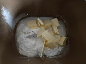 所有水油皮材料放入面包机启动揉面程序。