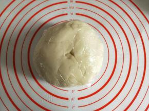 揉成柔软的面团后盖保鲜膜松弛30分钟。