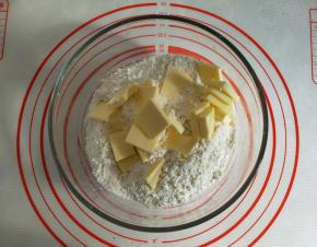 油酥材料混合揉成面团。