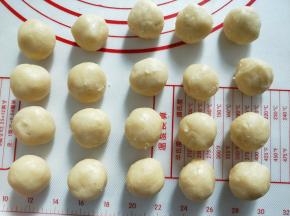 揉好的油酥面团分成20份，每份13克左右。