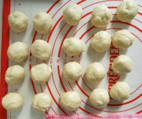 松弛好的水油皮面团也平均分成20份。