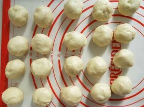 松弛好的水油皮面团也平均分成20份。