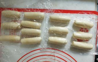 全部擀好后盖保鲜膜松弛15分钟。
