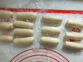 全部擀好后盖保鲜膜松弛15分钟。