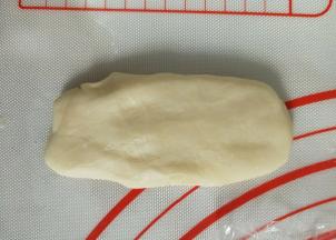 第二次擀卷:取一个面团按扁。