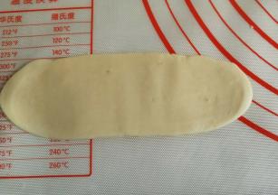 再擀开成长椭圆形。
