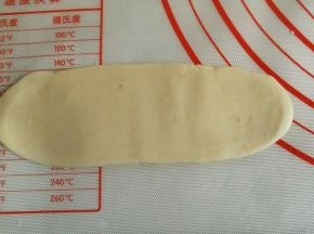 再擀开成长椭圆形。