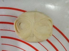 按扁，擀开。